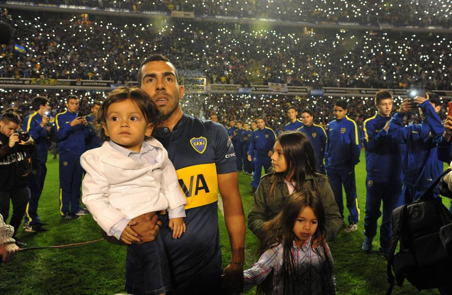 La grande festa dei tifosi del Boca Juniors alla Bombonera di Buenos Aires per il ritorno di Carlos Tevez (Epa)